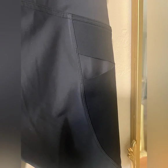 Lululemon Cargo Super-high-rise hiking short 8” (Black)
Size 6 - Picture 12 of 16